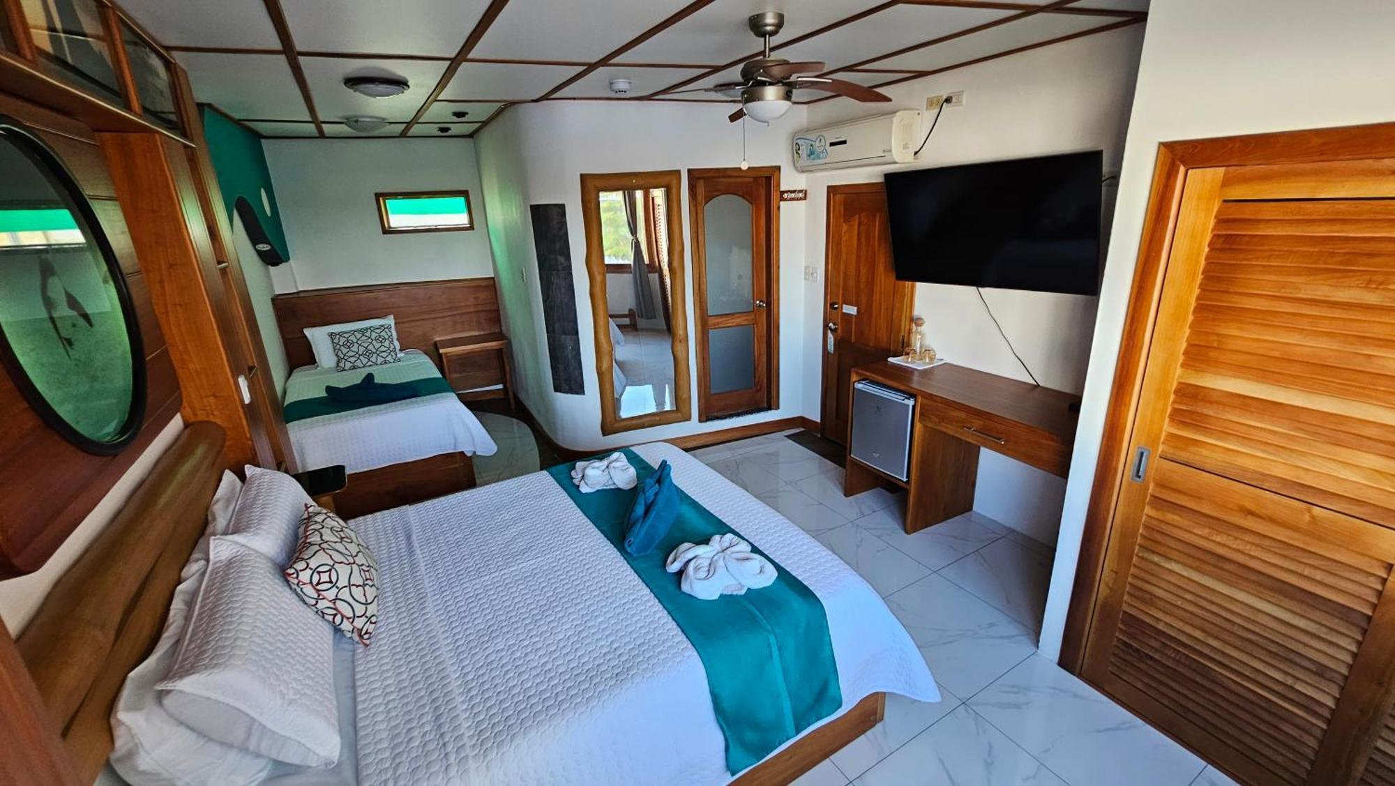 Bed and Breakfast Casa Ocean Pier Puerto Ayora  Esterno foto